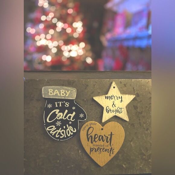 3 NEW Christmas Design Refrigerator Quote Magnets NWOT Mitten Heart Star - Picture 1 of 12